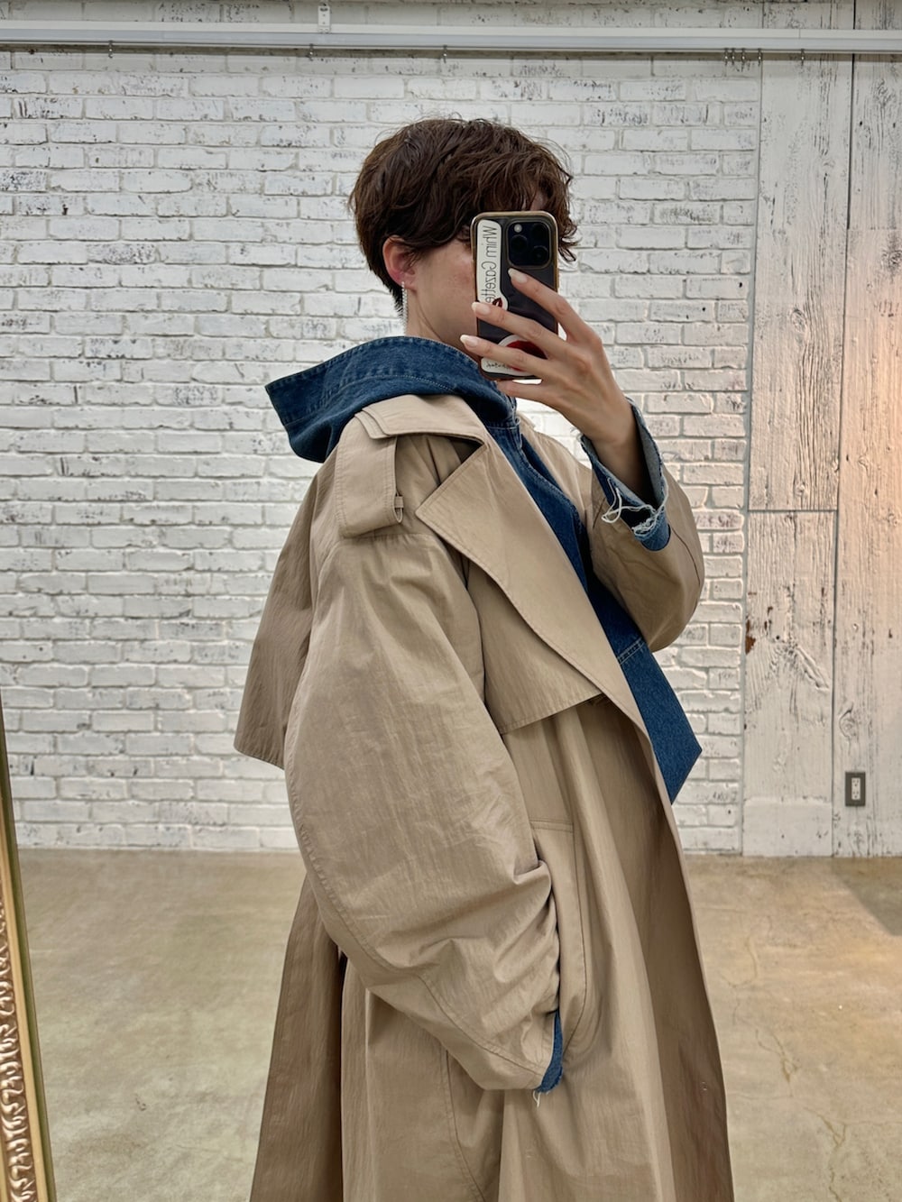 ブラウン系のその他パンツ、ブルー系のシャツ/ブラウス、ブラウン系のトレンチコートを着用したレディースの秋コーディネートの7枚目の写真