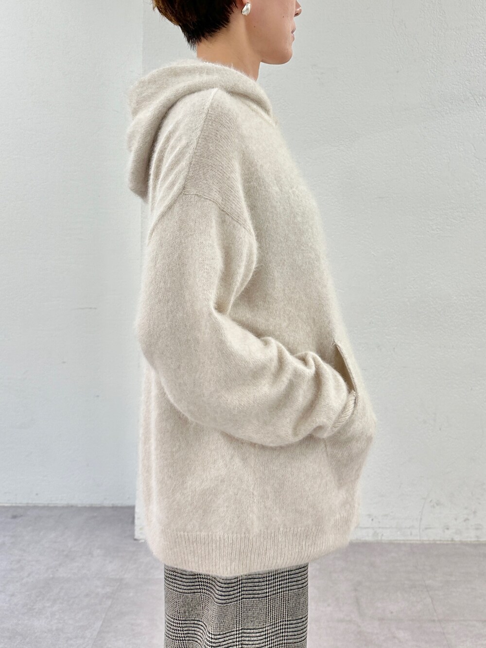 ベージュ系のニット/セーター、ホワイト系のトートバッグ、ベージュ系のパンプスを着用したレディースの秋コーディネートの7枚目の写真