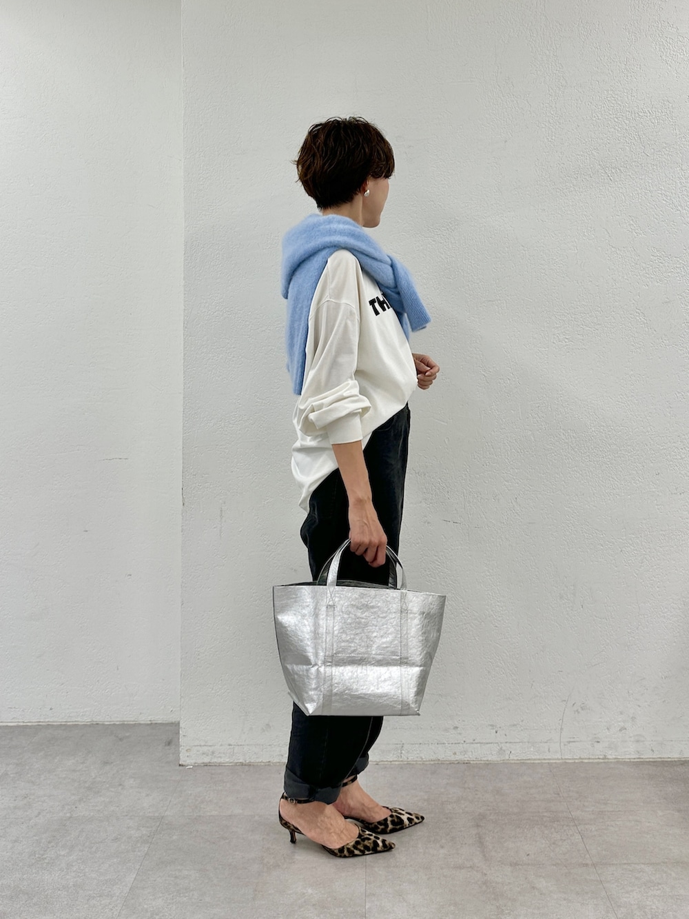 ホワイト系のTシャツ/カットソー、ベージュ系のニット/セーター、シルバー系のトートバッグを着用したレディースの秋コーディネートの3枚目の写真