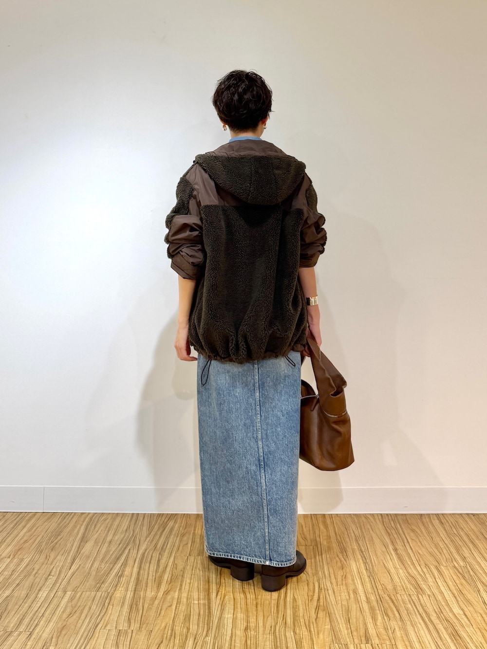 ブラウン系のブルゾン、ブルー系のシャツ/ブラウス、ブルー系のデニムスカートを着用したレディースの夏コーディネートの4枚目の写真