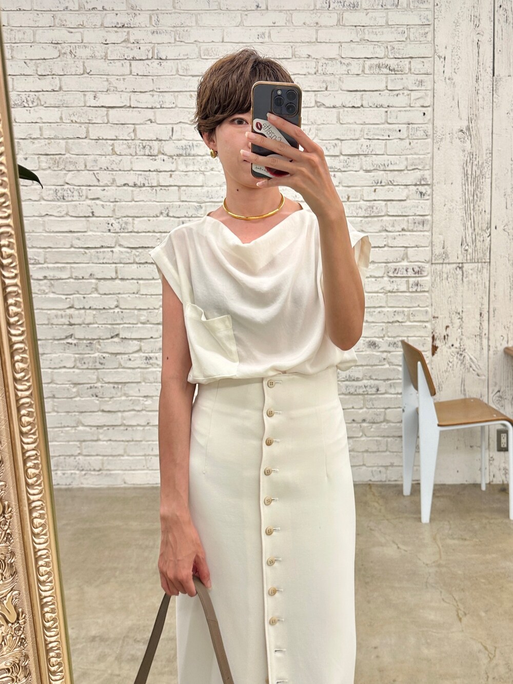 ホワイト系のシャツ/ブラウス、ホワイト系のスカート、ブラウン系のショルダーバッグを着用したレディースの秋コーディネートの3枚目の写真