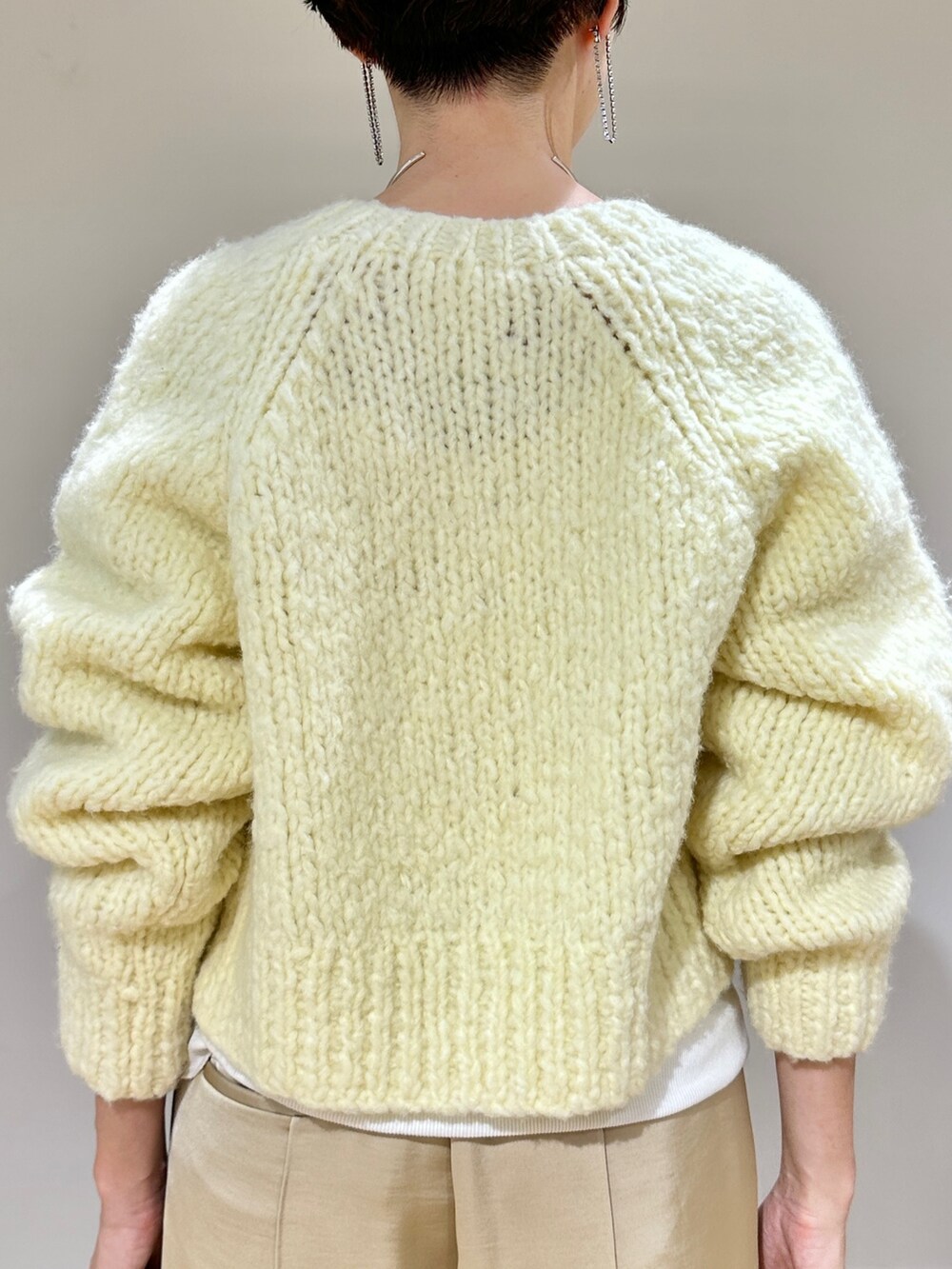 イエロー系のカーディガン/ボレロ、ホワイト系のTシャツ/カットソー、ベージュ系のその他パンツを着用したレディースの秋コーディネートの8枚目の写真