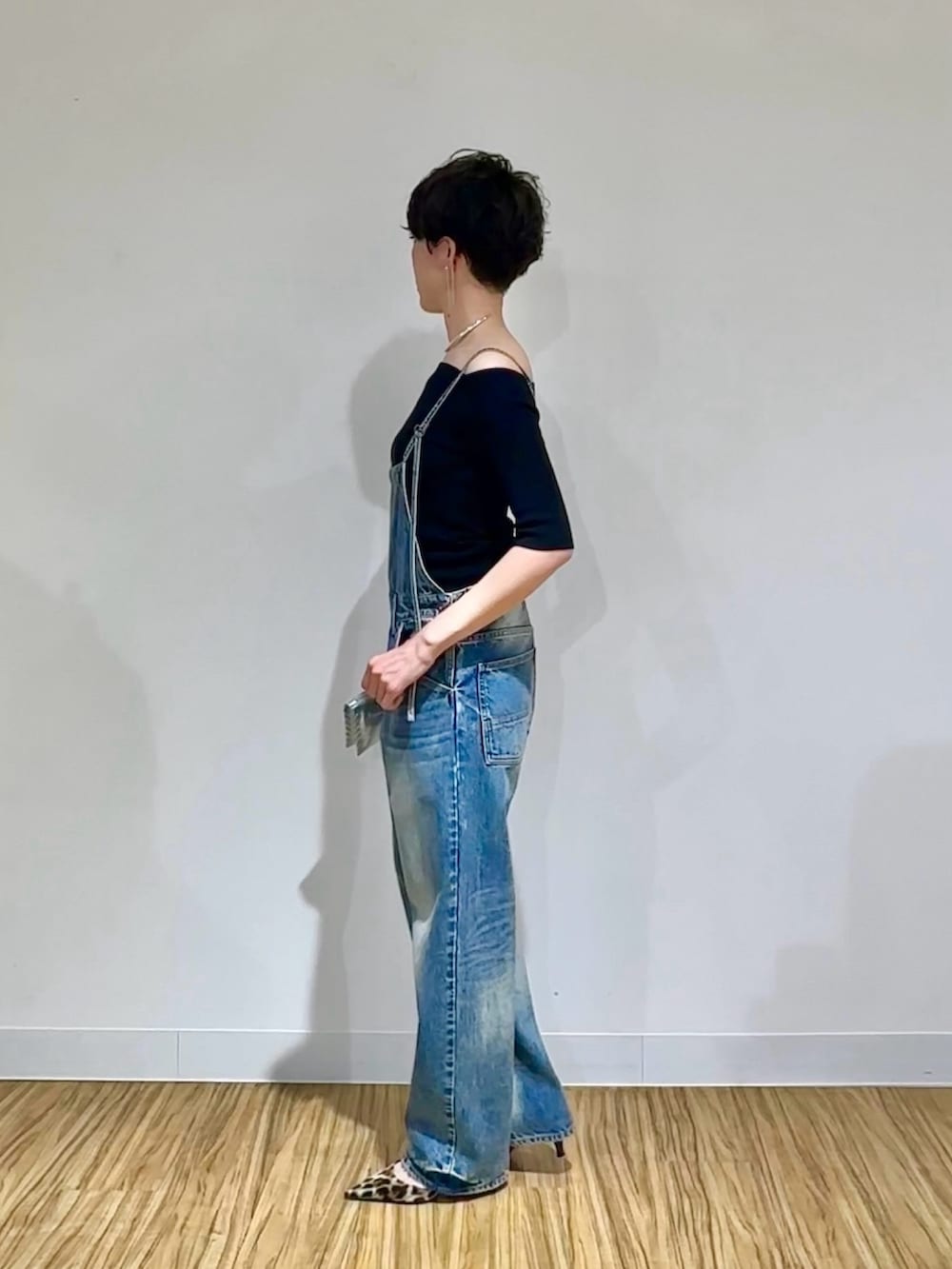 「春コーデ、春めき満開コーデ、着回しコーデ、カジュアルガーリー、デニム、デニムコーデ、オールインワン、サロペット、オーバーオール、オフショル、大人カジュアル、大人コーデ、大人女子、40代ファッション」｜「Whim Gazetteのデニムオールインワン2（つなぎ/オールインワン、ブルー系）」を使った、aya_muto610さん（骨格ウェーブ・レディース・165cm）の春コーディネートの5枚目の写真