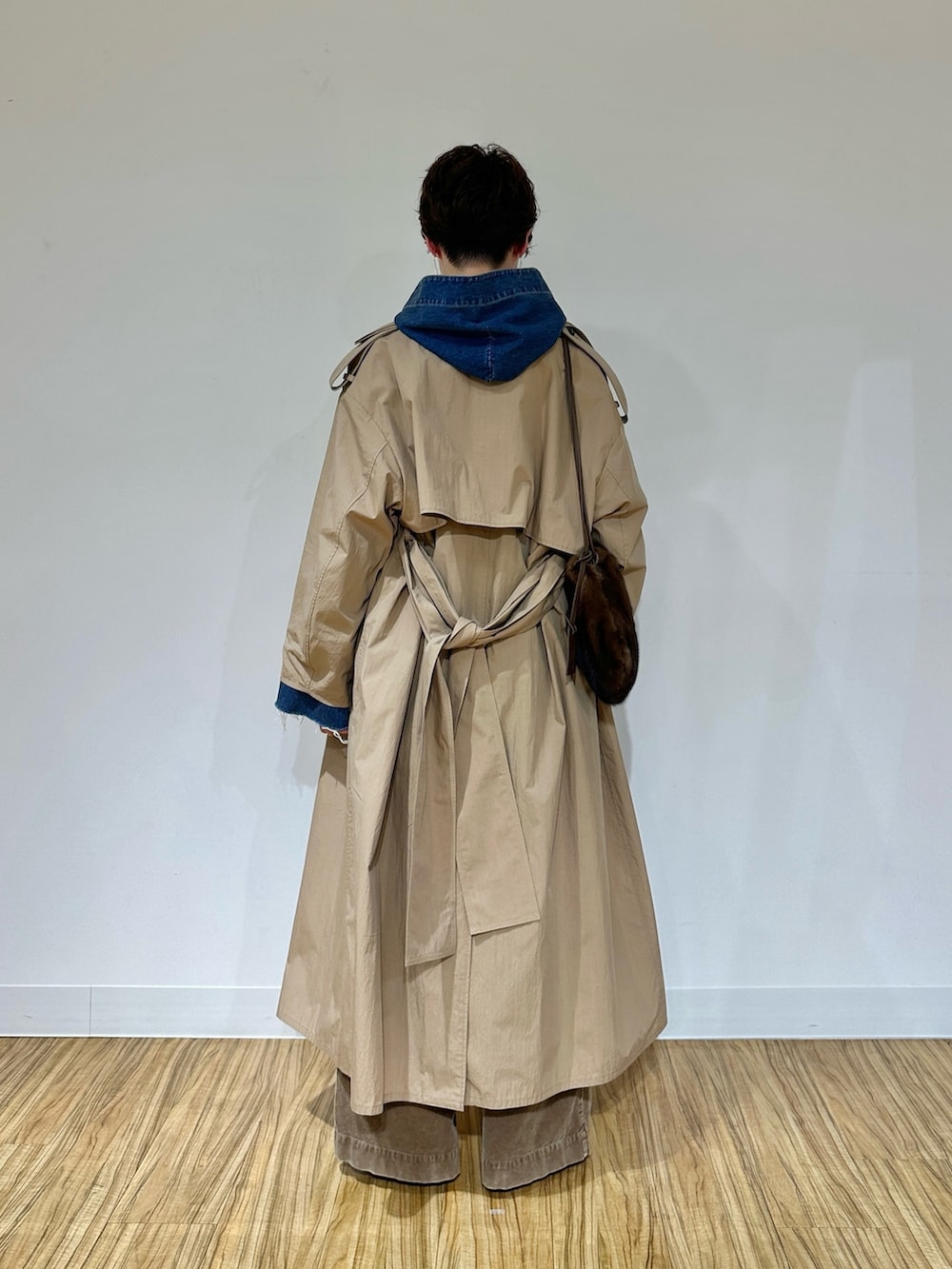 ブラウン系のその他パンツ、ブルー系のシャツ/ブラウス、ブラウン系のトレンチコートを着用したレディースの秋コーディネートの4枚目の写真