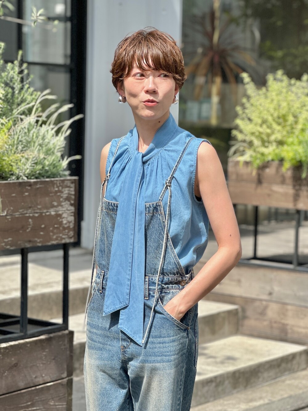 ブルー系のつなぎ/オールインワン、ブラック系のハンドバッグを着用したレディースの春コーディネートの5枚目の写真