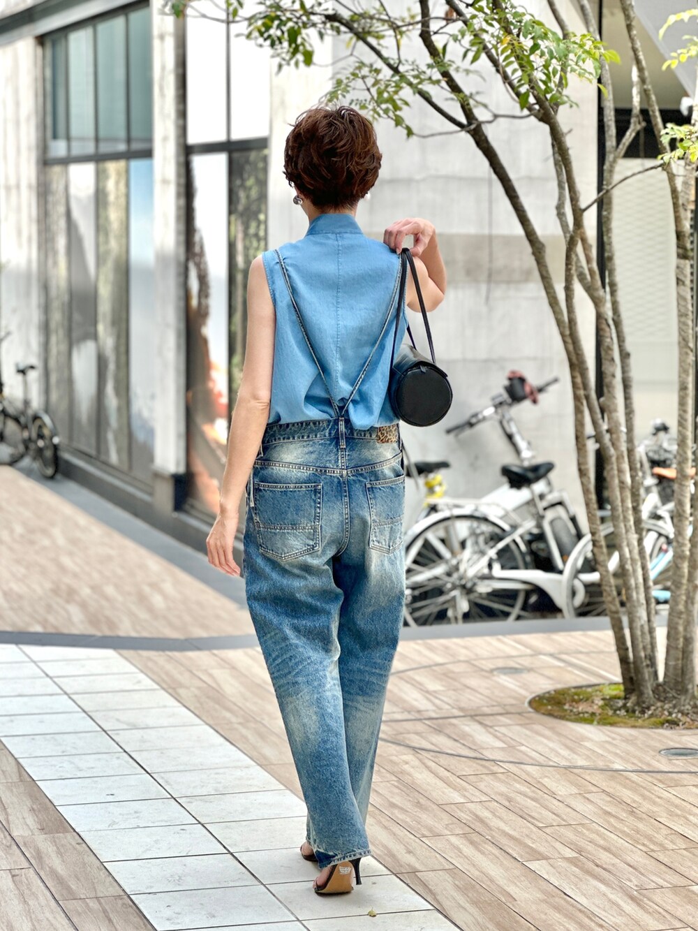 ブルー系のつなぎ/オールインワン、ブラック系のハンドバッグを着用したレディースの春コーディネートの3枚目の写真