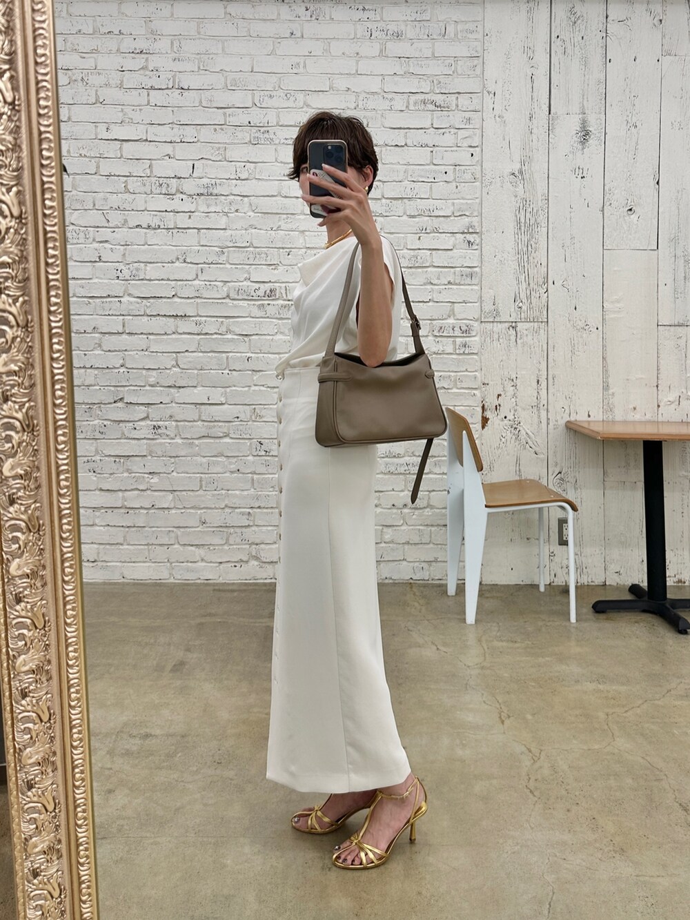 ホワイト系のシャツ/ブラウス、ホワイト系のスカート、ブラウン系のショルダーバッグを着用したレディースの秋コーディネートの2枚目の写真