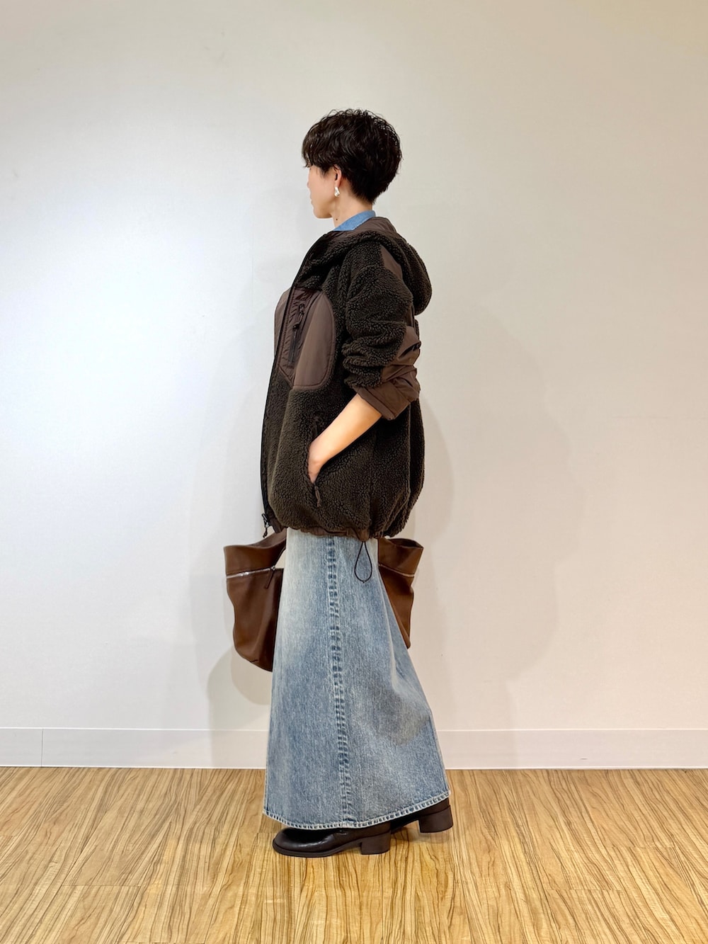ブラウン系のブルゾン、ブルー系のシャツ/ブラウス、ブルー系のデニムスカートを着用したレディースの夏コーディネートの5枚目の写真