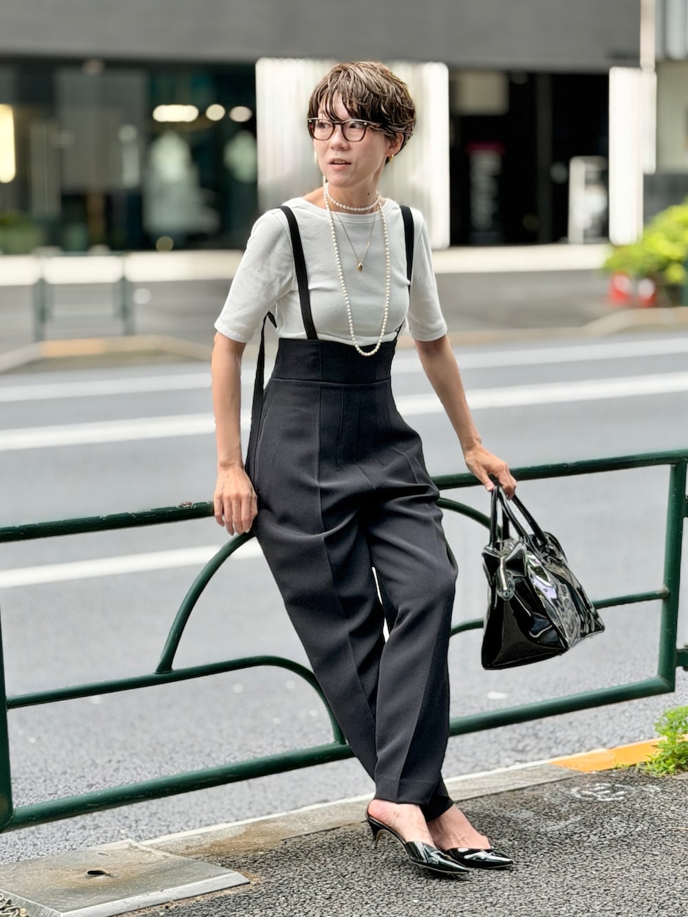 ホワイト系のTシャツ/カットソー、ブラック系のボストンバッグを着用したレディースの夏コーディネートの6枚目の写真