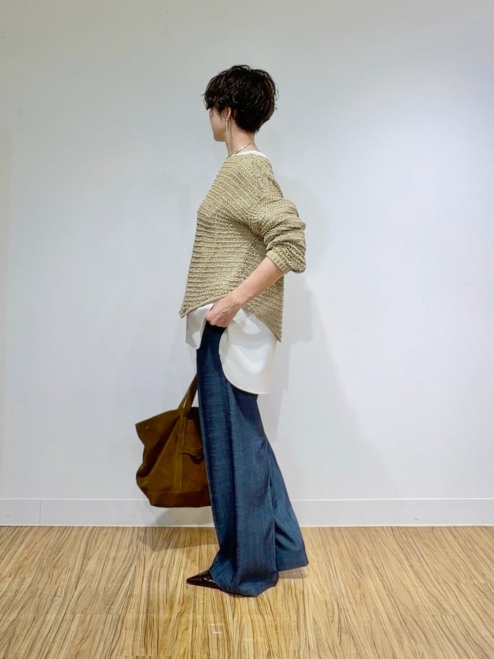 ホワイト系のシャツ/ブラウス、ベージュ系のニット/セーター、ブラウン系のトートバッグを着用したレディースの冬コーディネートの5枚目の写真