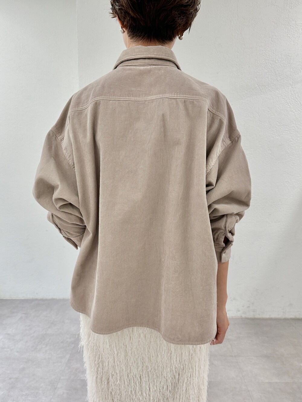 ベージュ系のシャツ/ブラウス、ピンク系のその他パンツ、イエロー系のパンプスを着用したレディースの秋コーディネートの8枚目の写真