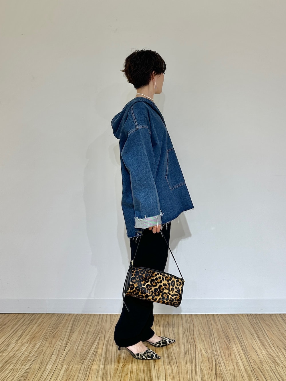 ブルー系のシャツ/ブラウス、シルバー系のピアス（両耳用）を着用したレディースの秋コーディネートの3枚目の写真