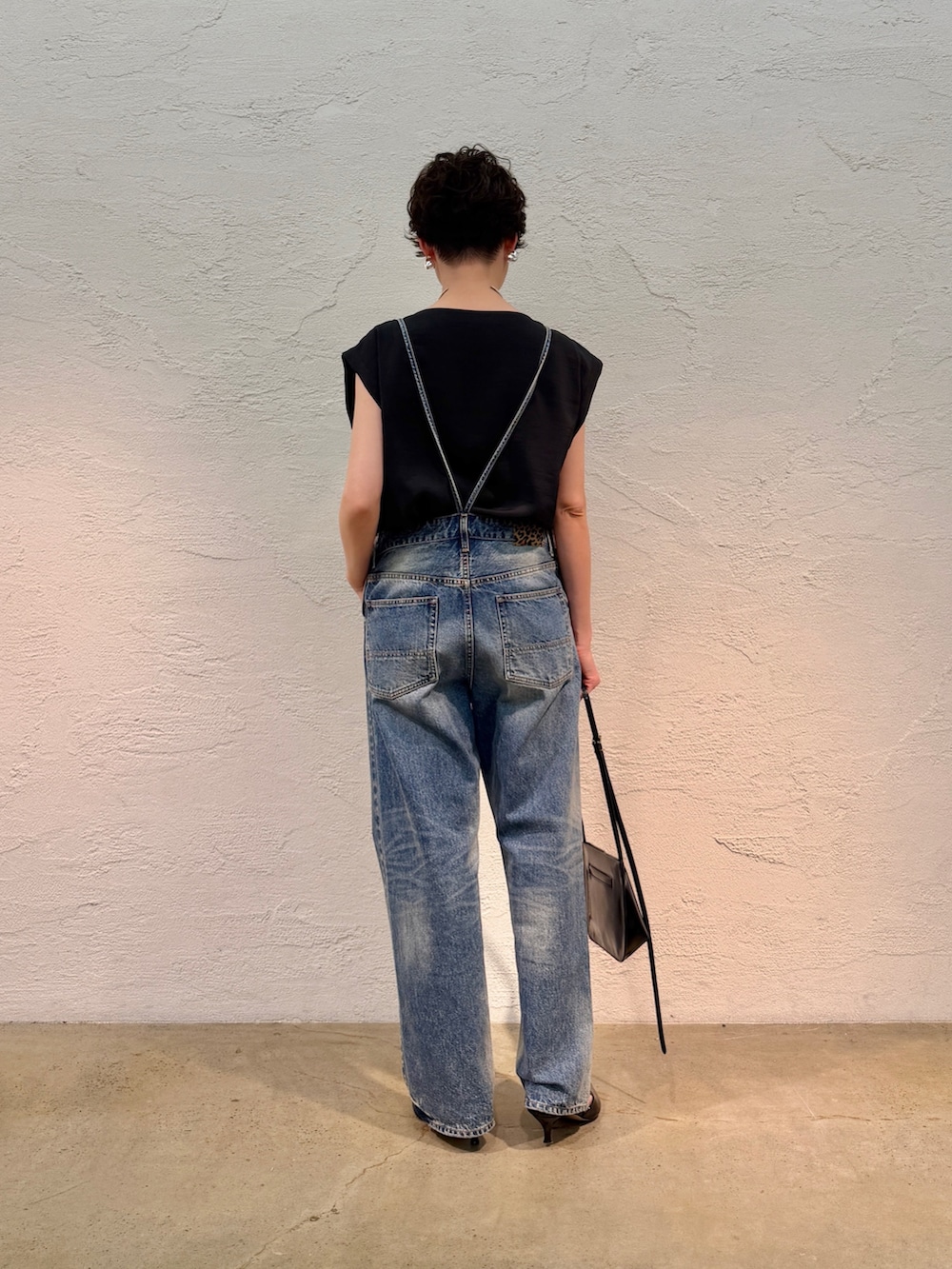 ブルー系のつなぎ/オールインワン、ブラック系のシャツ/ブラウス、ブラック系のショルダーバッグを着用したレディースの春コーディネートの4枚目の写真