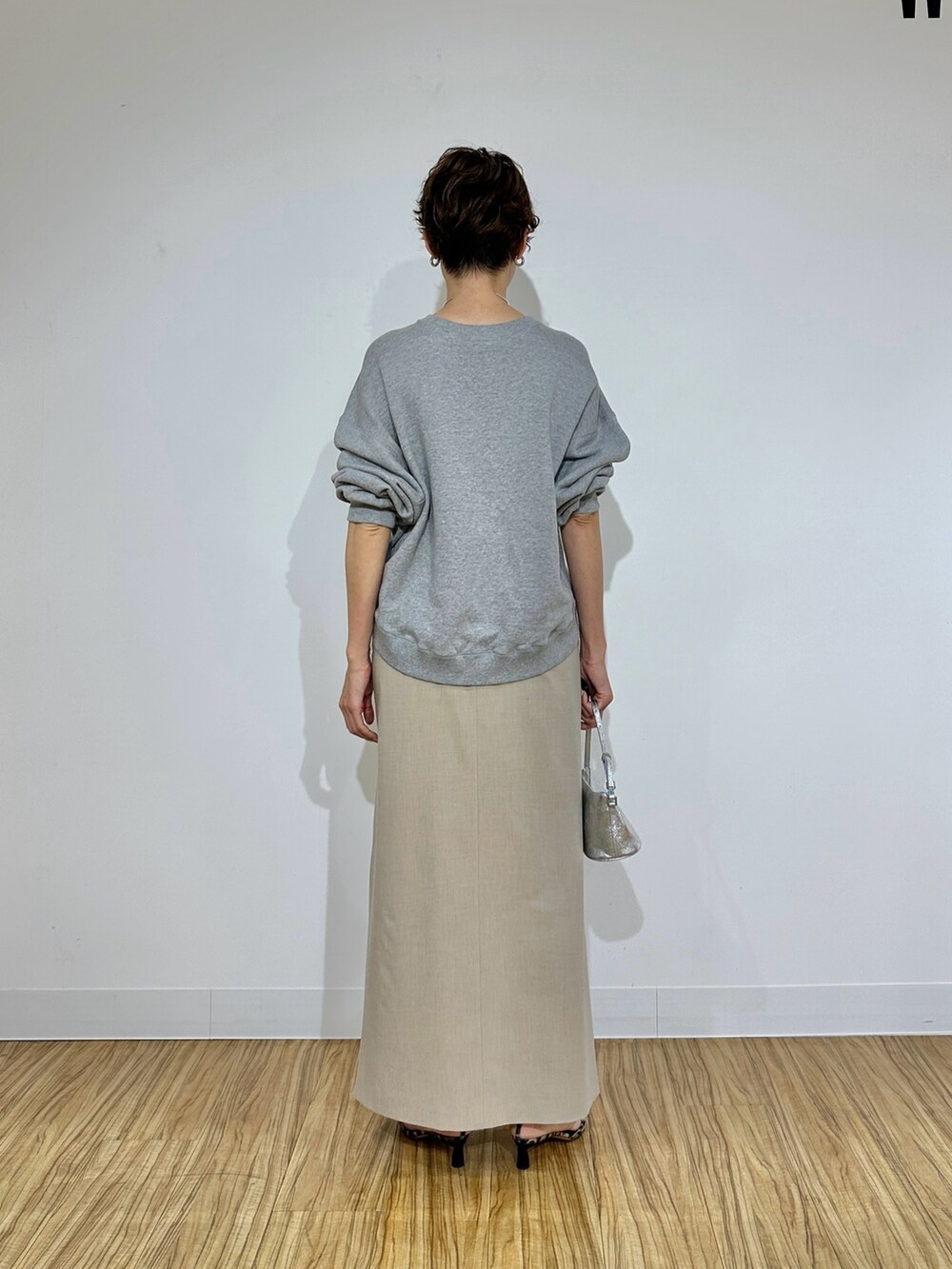 グレー系のスウェット、ベージュ系のスカート、イエロー系のパンプスを着用したレディースの冬コーディネートの4枚目の写真