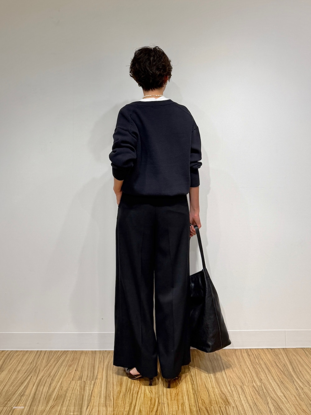 ブラック系のカーディガン/ボレロ、ホワイト系のTシャツ/カットソー、ブラック系のその他パンツを着用したレディースの冬コーディネートの4枚目の写真