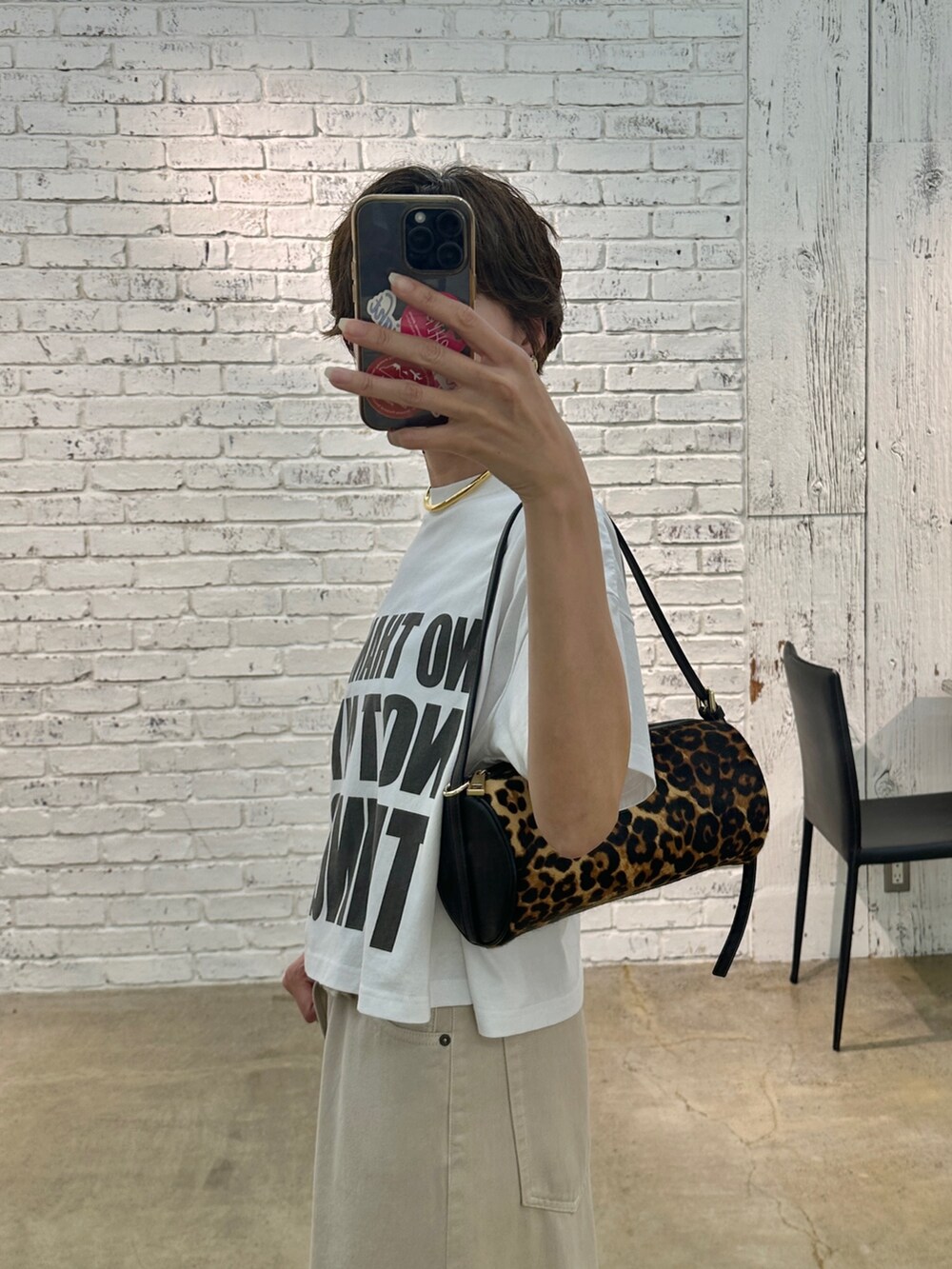 ブラウン系のパンプス、ホワイト系のTシャツ/カットソー、ベージュ系のデニムパンツを着用したレディースの夏コーディネートの4枚目の写真