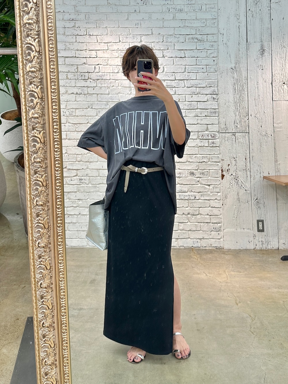 「シンプルコーデ、きれいめカジュアル、夏コーデ、ブラックコーデ、モノトーン、モノトーンコーデ、サンダル、ロゴT、ロングスカート、大人カジュアル、大人コーデ、カジュアル、カジュアルコーデ、40代ファッション」｜「Whim GazetteのリラックスロゴTシャツ（Tシャツ/カットソー、グレー系）」を使った、aya_muto610さん（骨格ウェーブ・レディース・165cm）の夏コーディネートの2枚目の写真