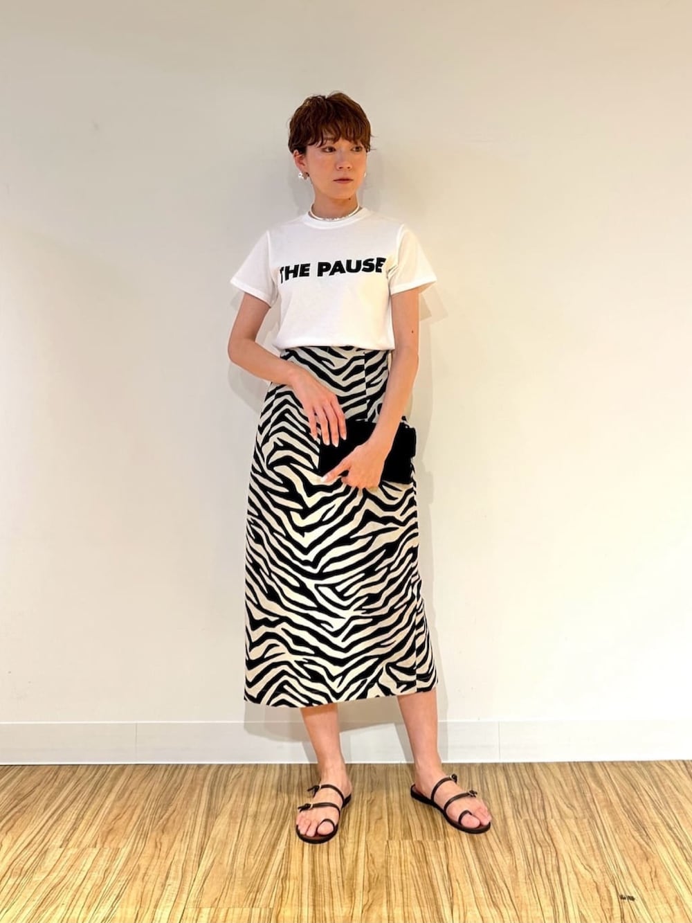 「ロゴ、ロゴT、白Tシャツ、シンプルコーデ、きれいめカジュアル、夏コーデ、シンプルスタイル、タイトスカート、Tシャツ、Tシャツコーデ、大人カジュアル、大人コーデ、カジュアル、カジュアルコーデ、40代ファッション」｜「THE PAUSEの【THE PAUSE】THE PAUSE Tシャツ（Tシャツ/カットソー、ホワイト系）」を使った、aya_muto610さん（骨格ウェーブ・レディース・165cm）の夏コーディネートの2枚目の写真