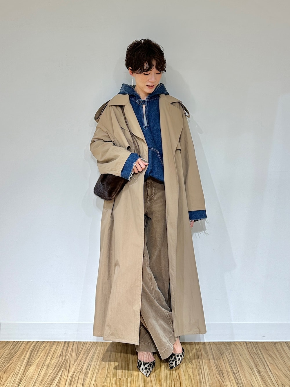 ブラウン系のその他パンツ、ブルー系のシャツ/ブラウス、ブラウン系のトレンチコートを着用したレディースの秋コーディネートの2枚目の写真