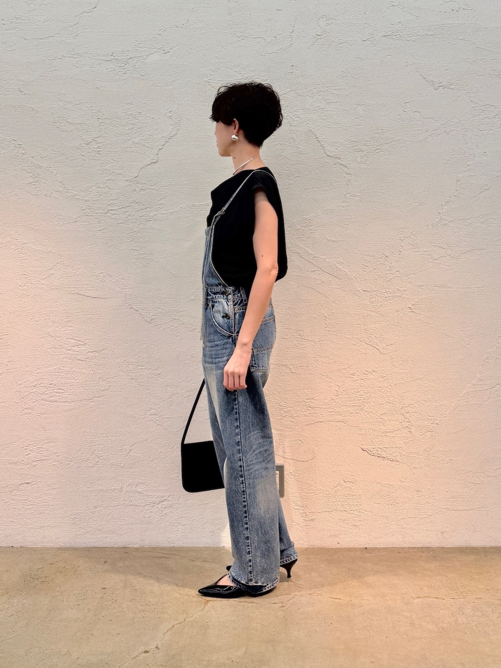 ブルー系のつなぎ/オールインワン、ブラック系のシャツ/ブラウス、ブラック系のショルダーバッグを着用したレディースの春コーディネートの5枚目の写真