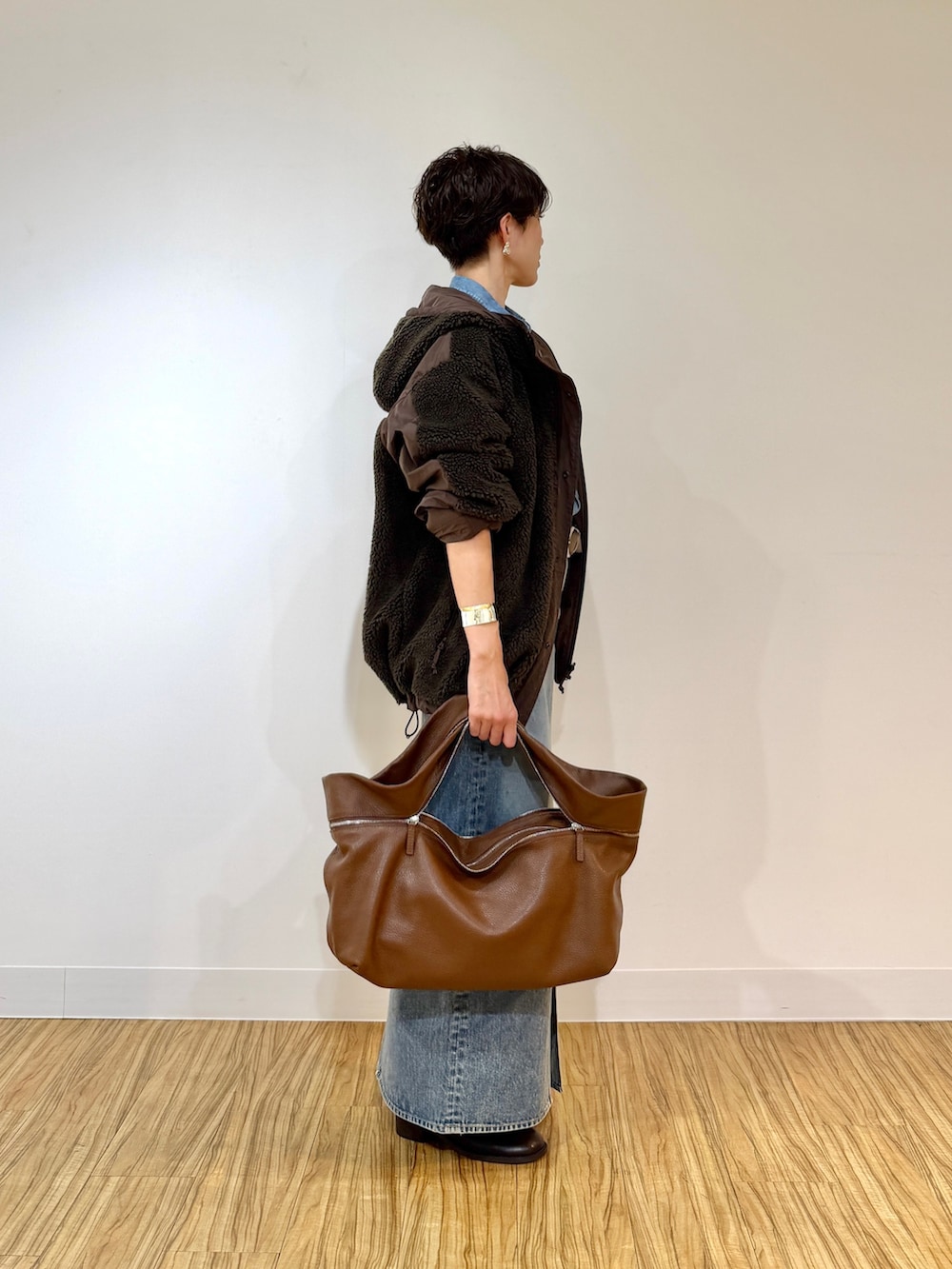 ブラウン系のブルゾン、ブルー系のシャツ/ブラウス、ブルー系のデニムスカートを着用したレディースの夏コーディネートの3枚目の写真