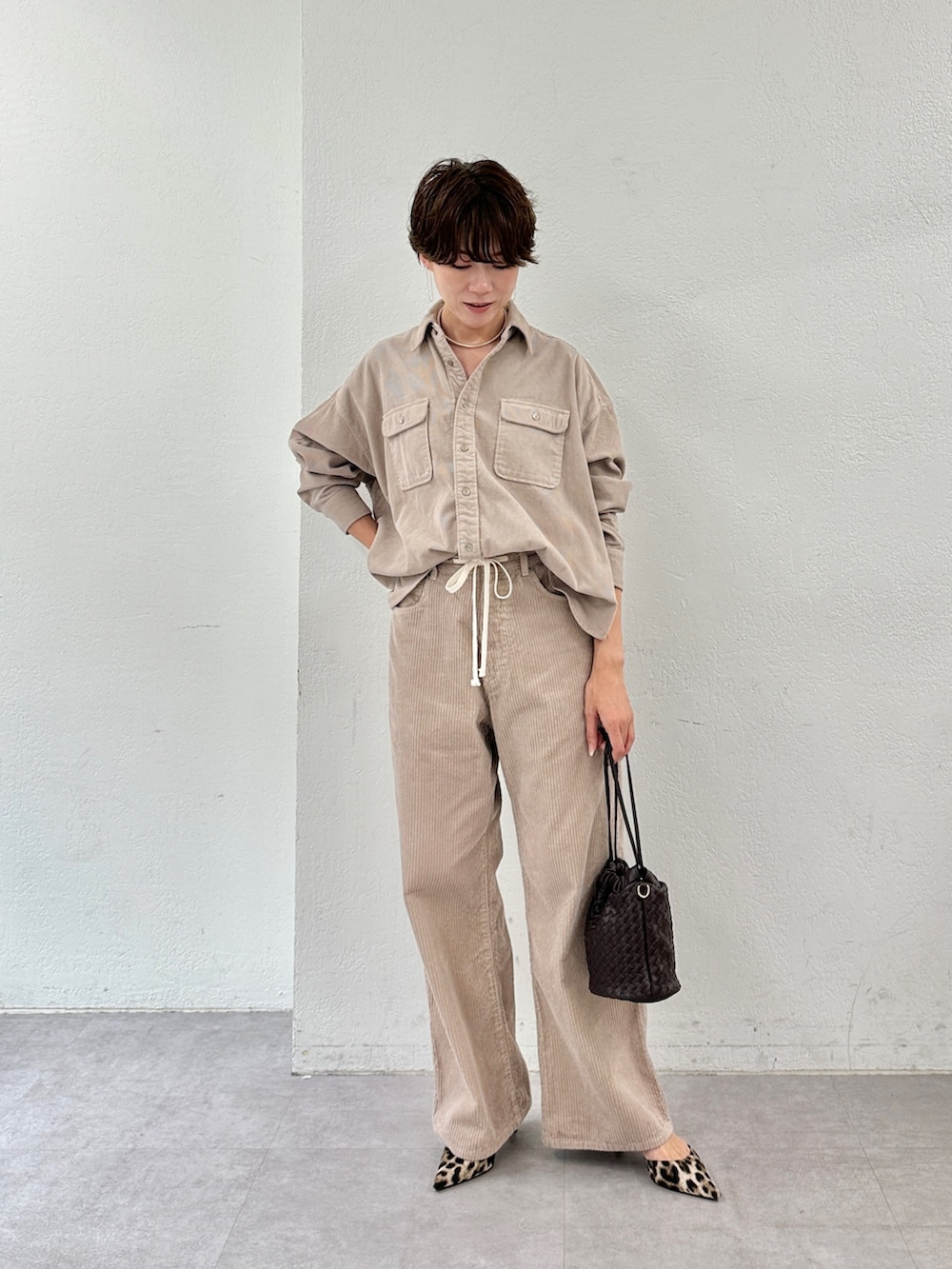 ベージュ系のシャツ/ブラウス、ピンク系のその他パンツ、イエロー系のパンプスを着用したレディースの秋コーディネートの2枚目の写真