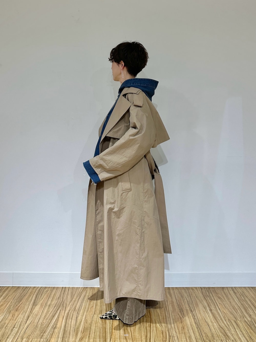 ブラウン系のその他パンツ、ブルー系のシャツ/ブラウス、ブラウン系のトレンチコートを着用したレディースの秋コーディネートの5枚目の写真