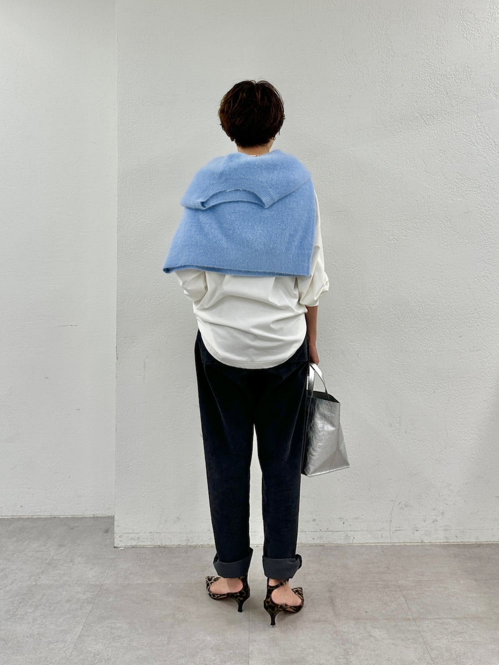 ホワイト系のTシャツ/カットソー、ベージュ系のニット/セーター、シルバー系のトートバッグを着用したレディースの秋コーディネートの4枚目の写真