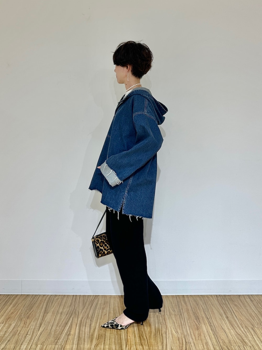 ブルー系のシャツ/ブラウス、シルバー系のピアス（両耳用）を着用したレディースの秋コーディネートの5枚目の写真