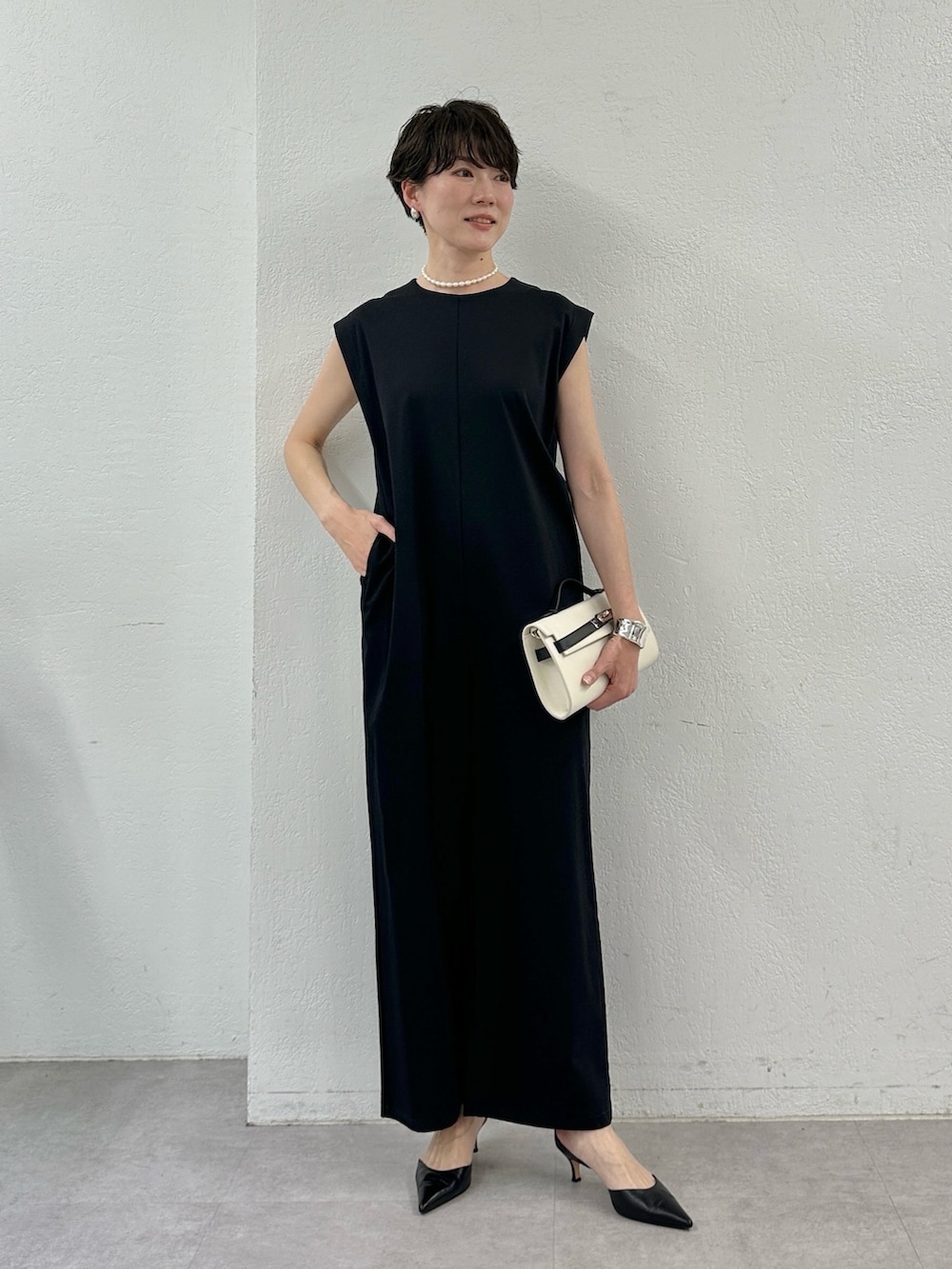 「きれいめコーデ、オトナカジュアル、デートコーデ、シンプルスタイル、モノトーン、ブラック、ブラックコーデ、きれいめ、モノトーンコーデ、大人カジュアル、大人コーデ、40代ファッション」｜「Whim Gazetteの【Hoaw.】パールチョーカーネックレス（ネックレス、ホワイト系）」を使った、aya_muto610さん（骨格ウェーブ・レディース・165cm）の春コーディネートの2枚目の写真