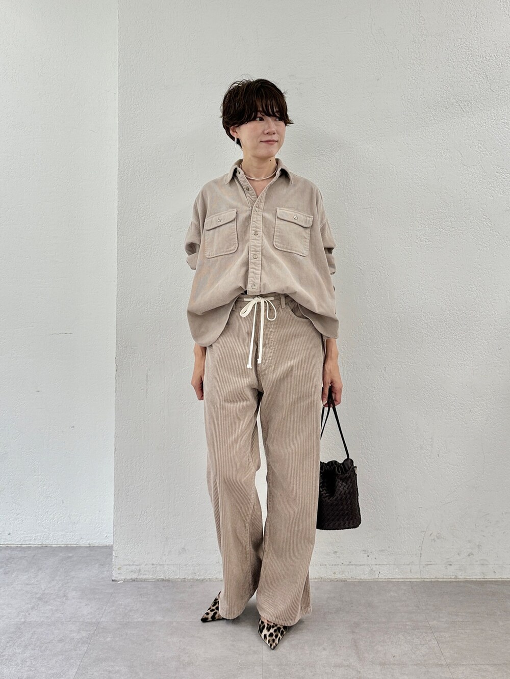 ベージュ系のシャツ/ブラウス、ピンク系のその他パンツ、イエロー系のパンプスを着用したレディースの秋コーディネートの5枚目の写真