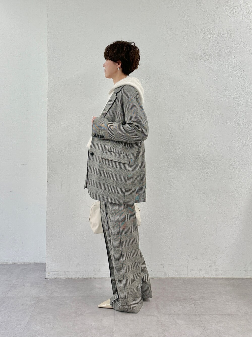 ベージュ系のニット/セーター、ホワイト系のトートバッグ、ベージュ系のパンプスを着用したレディースの秋コーディネートの5枚目の写真