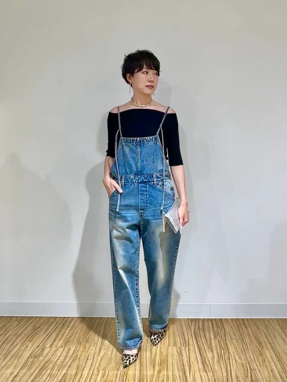 「春コーデ、春めき満開コーデ、着回しコーデ、カジュアルガーリー、デニム、デニムコーデ、オールインワン、サロペット、オーバーオール、オフショル、大人カジュアル、大人コーデ、大人女子、40代ファッション」｜「Whim Gazetteのデニムオールインワン2（つなぎ/オールインワン、ブルー系）」を使った、aya_muto610さん（骨格ウェーブ・レディース・165cm）の春コーディネートの2枚目の写真
