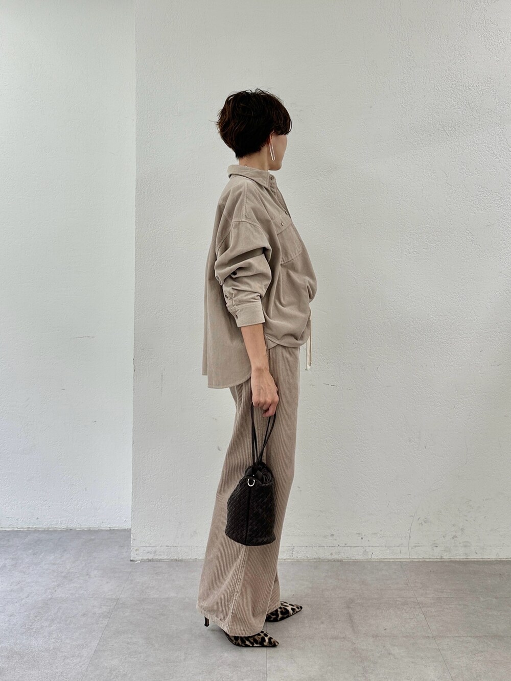 ベージュ系のシャツ/ブラウス、ピンク系のその他パンツ、イエロー系のパンプスを着用したレディースの秋コーディネートの3枚目の写真