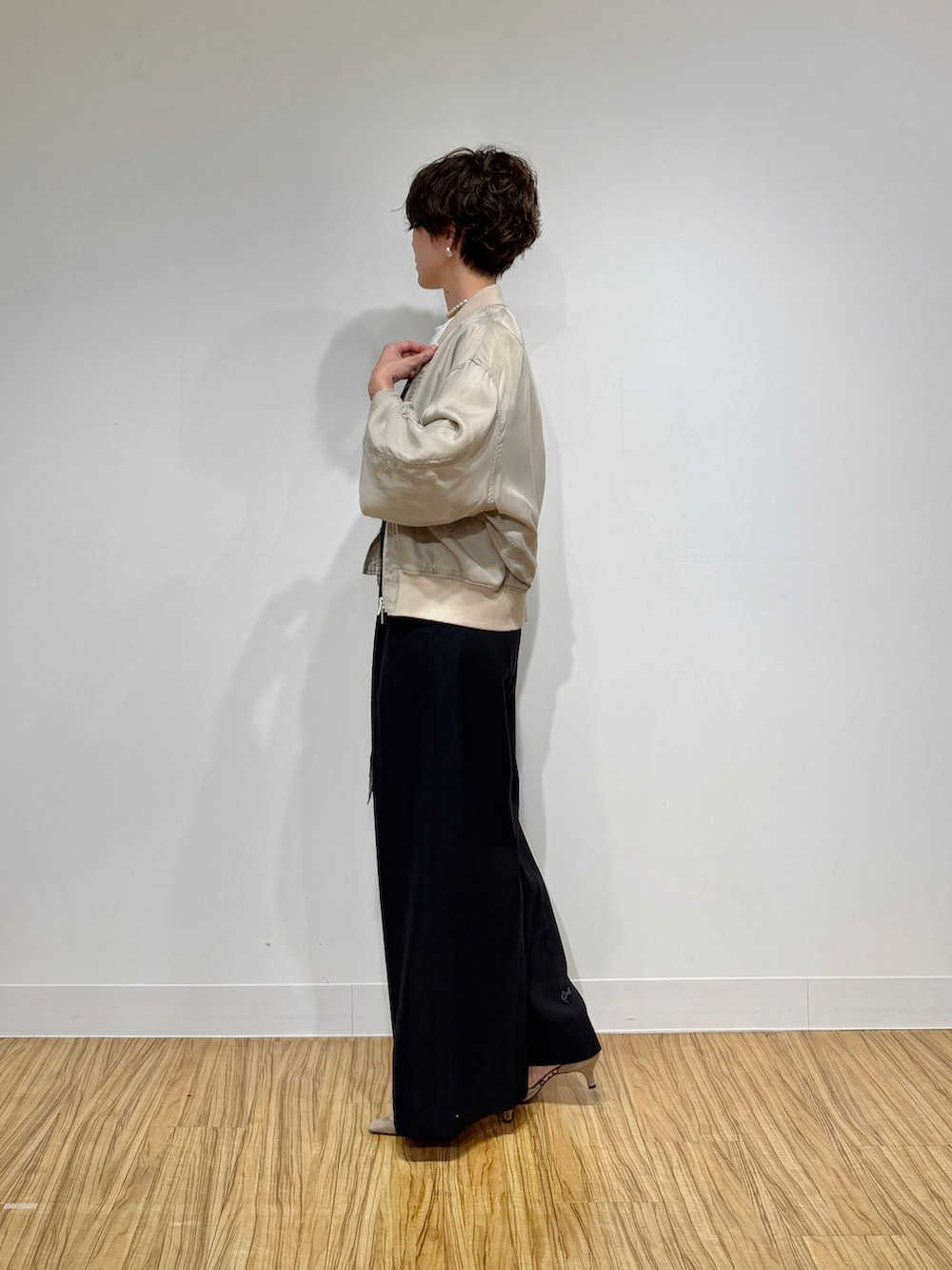 ベージュ系のMA-1、ホワイト系のTシャツ/カットソー、ブラック系のその他パンツを着用したレディースの冬コーディネートの5枚目の写真