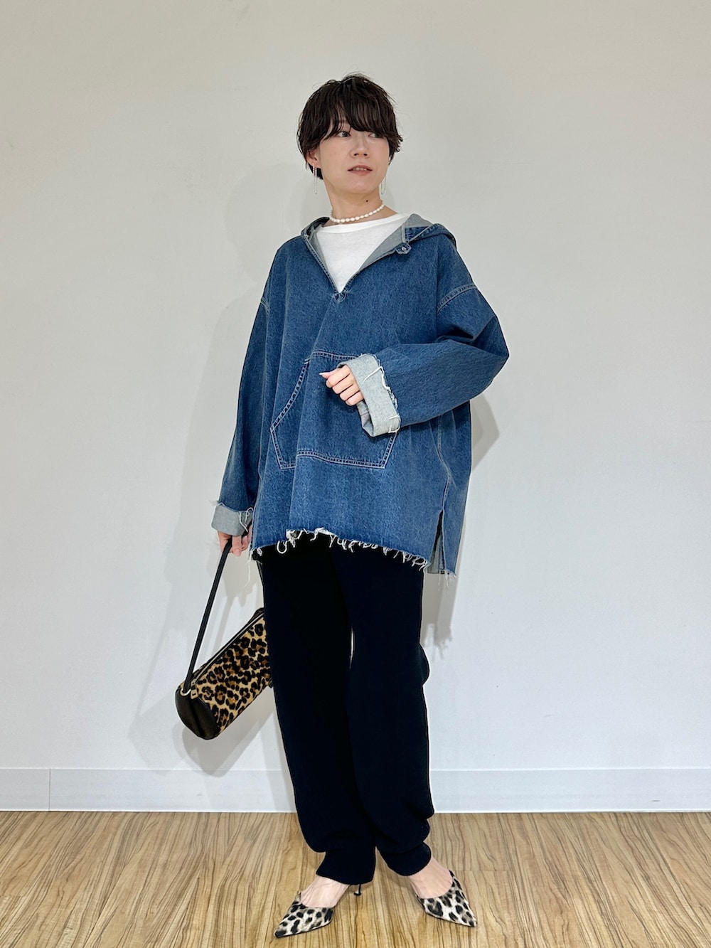 ブルー系のシャツ/ブラウス、シルバー系のピアス（両耳用）を着用したレディースの秋コーディネートの2枚目の写真