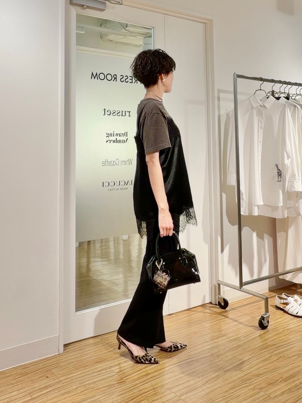 グレー系のTシャツ/カットソー、ブラック系のキャミソール、ブラック系のスラックスを着用したレディースの春コーディネートの3枚目の写真