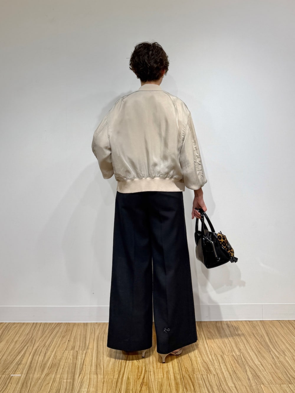 ベージュ系のMA-1、ホワイト系のTシャツ/カットソー、ブラック系のその他パンツを着用したレディースの冬コーディネートの4枚目の写真