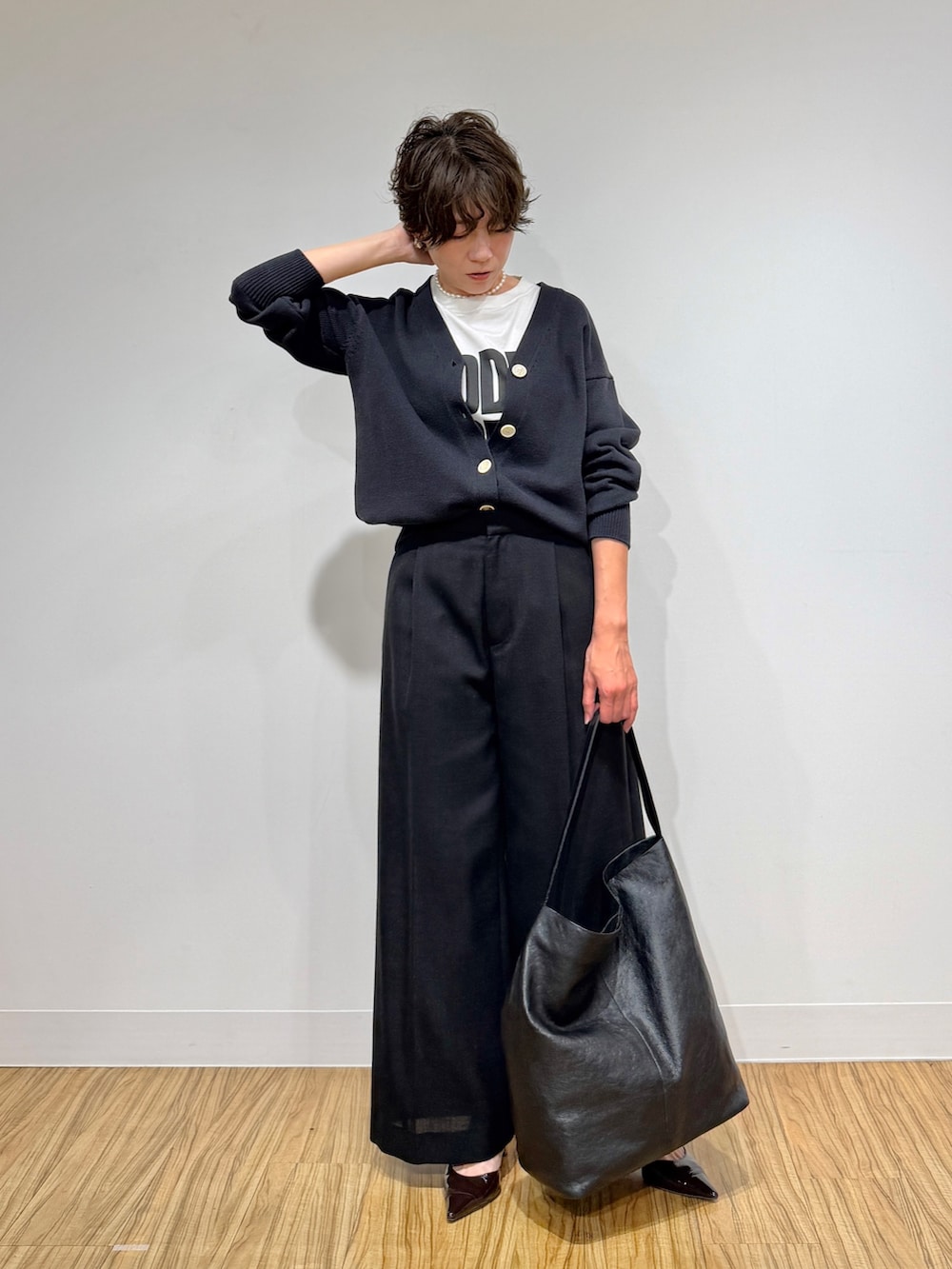 ブラック系のカーディガン/ボレロ、ホワイト系のTシャツ/カットソー、ブラック系のその他パンツを着用したレディースの冬コーディネートの2枚目の写真