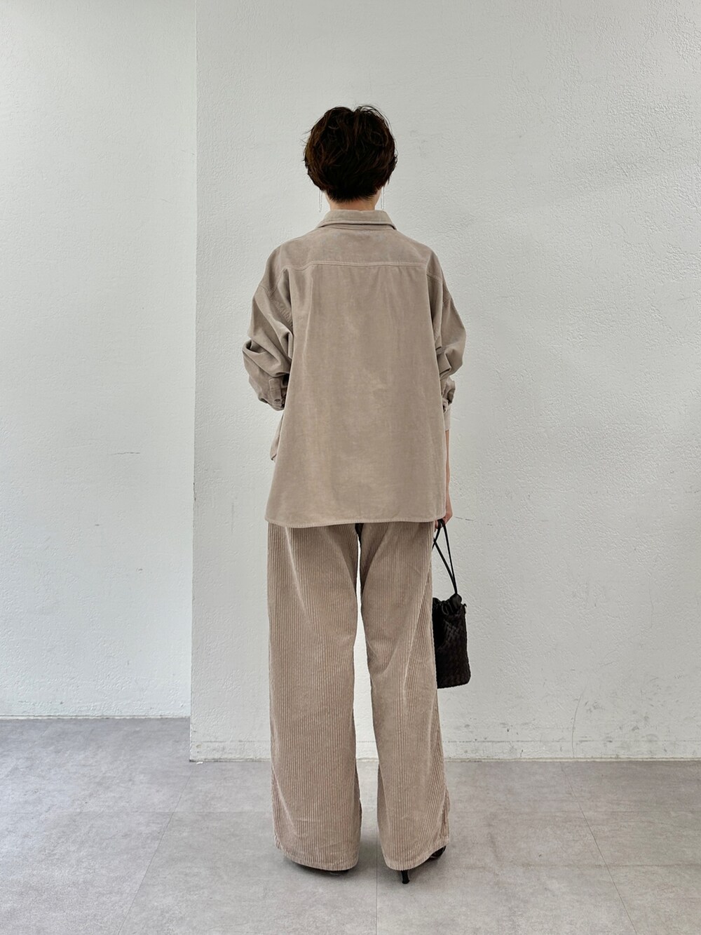 ベージュ系のシャツ/ブラウス、ピンク系のその他パンツ、イエロー系のパンプスを着用したレディースの秋コーディネートの4枚目の写真