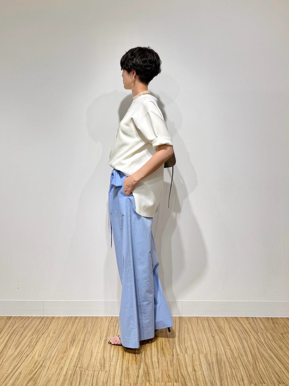 ホワイト系のシャツ/ブラウス、ブルー系のその他パンツ、ブラウン系のショルダーバッグを着用したレディースの春コーディネートの5枚目の写真