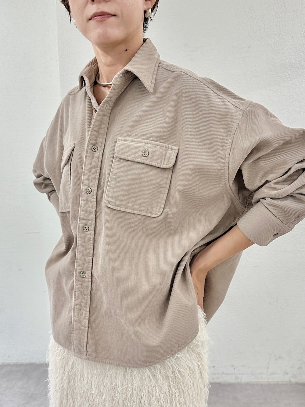 ベージュ系のシャツ/ブラウス、ピンク系のその他パンツ、イエロー系のパンプスを着用したレディースの秋コーディネートの6枚目の写真