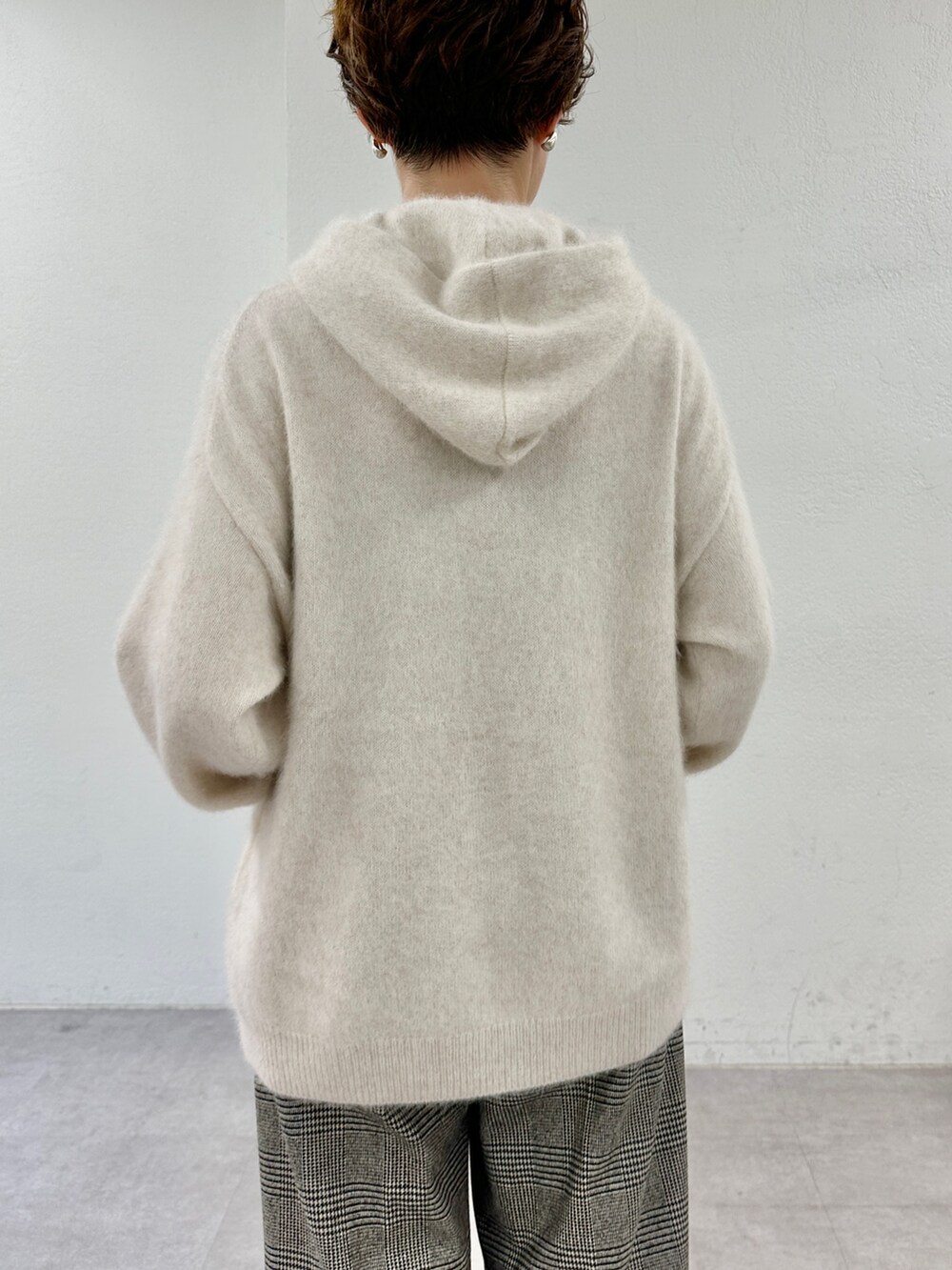 ベージュ系のニット/セーター、ホワイト系のトートバッグ、ベージュ系のパンプスを着用したレディースの秋コーディネートの8枚目の写真