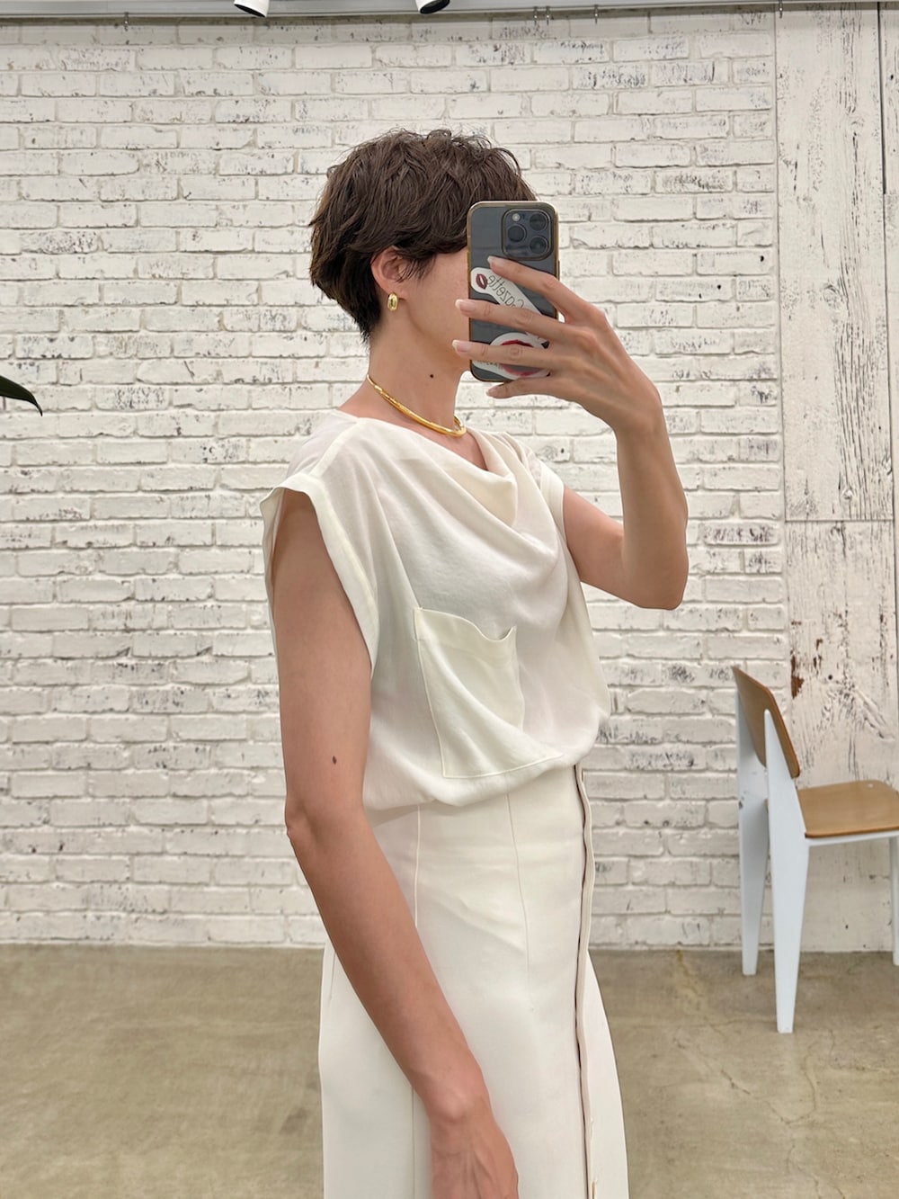 ホワイト系のシャツ/ブラウス、ホワイト系のスカート、ブラウン系のショルダーバッグを着用したレディースの秋コーディネートの4枚目の写真