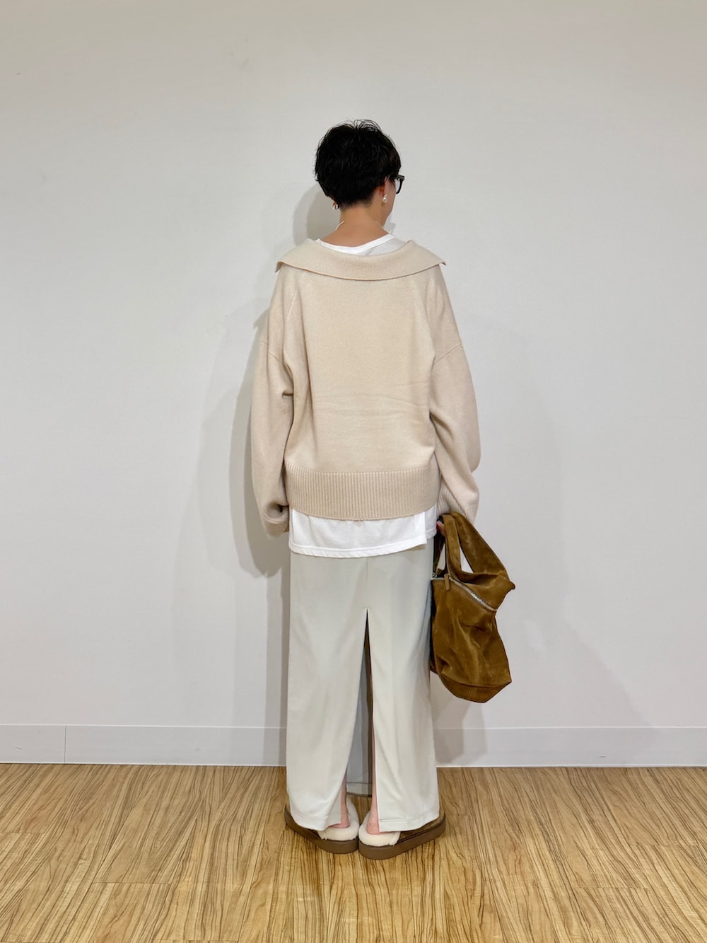ホワイト系のTシャツ/カットソー、イエロー系のハンドバッグ、ベージュ系のスカートを着用したレディースの夏コーディネートの4枚目の写真