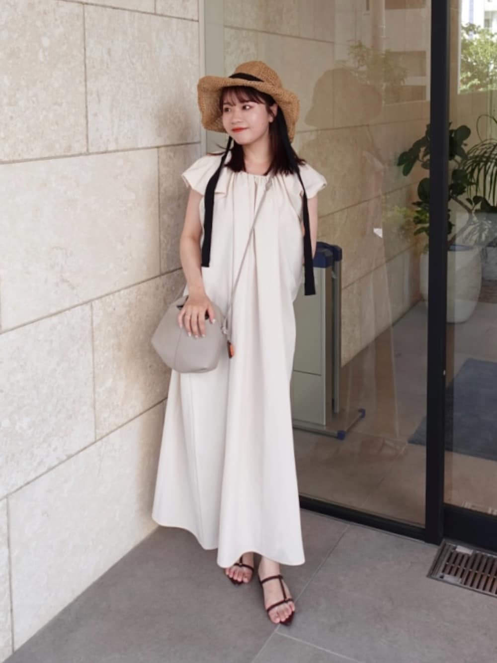 ホワイト系のワンピース、レッド系のサンダル、ベージュ系のショルダーバッグを着用したレディースの夏コーディネートの2枚目の写真
