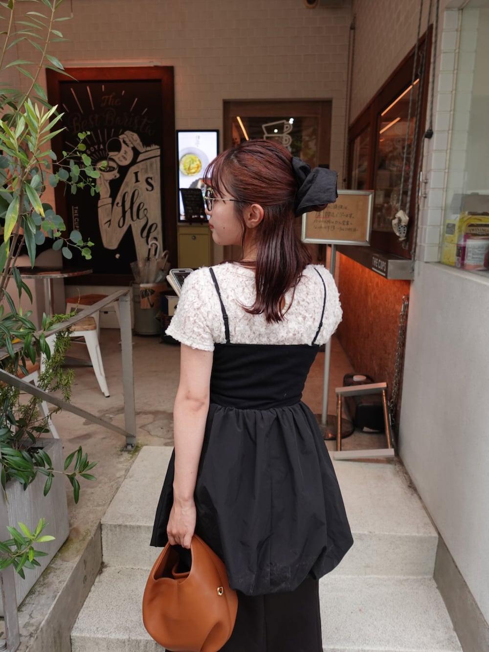ホワイト系のシャツ/ブラウス、ブラック系のスカート、ブラック系のワンピースを着用したレディースの夏コーディネートの3枚目の写真