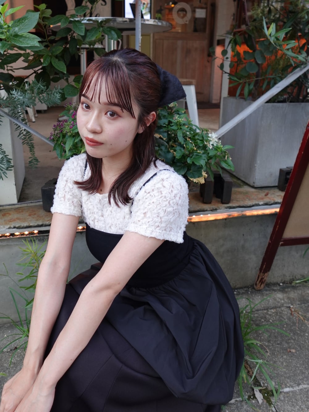 ホワイト系のシャツ/ブラウス、ブラック系のスカート、ブラック系のワンピースを着用したレディースの夏コーディネートの5枚目の写真