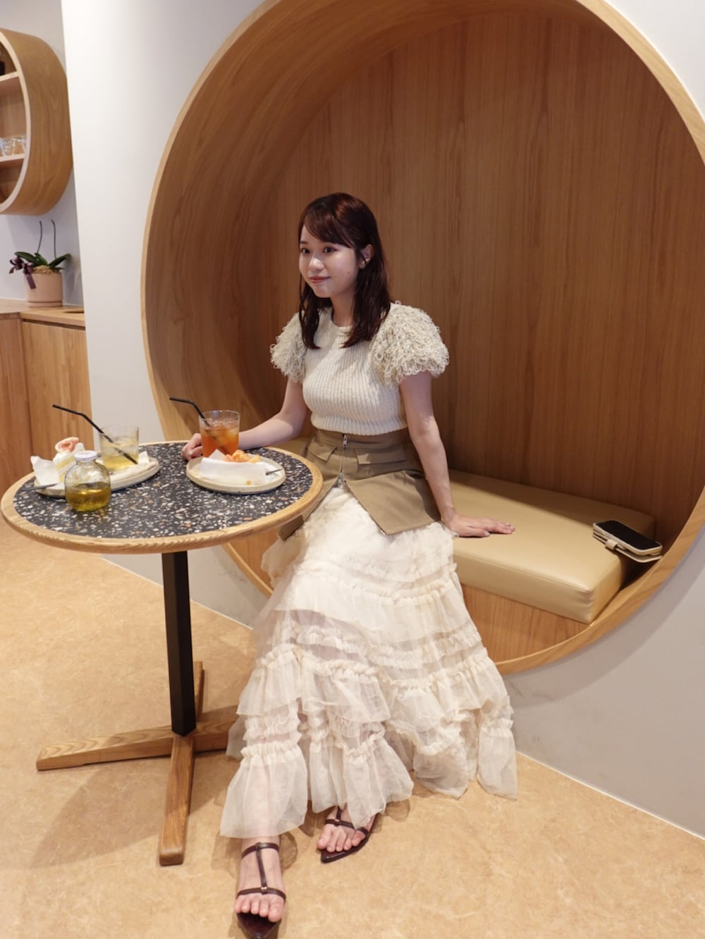 ホワイト系のスカート、ベージュ系のスカート、ホワイト系のニット/セーターを着用したレディースの夏コーディネートの3枚目の写真