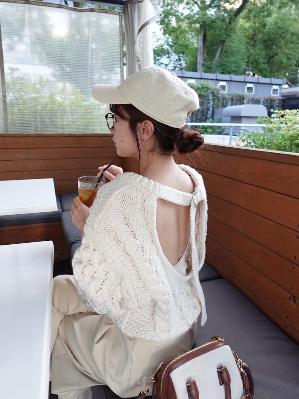 ベージュ系のサロペット/オーバーオール、ホワイト系のニット/セーター、グレー系のトートバッグを着用したレディースの夏コーディネートの5枚目の写真